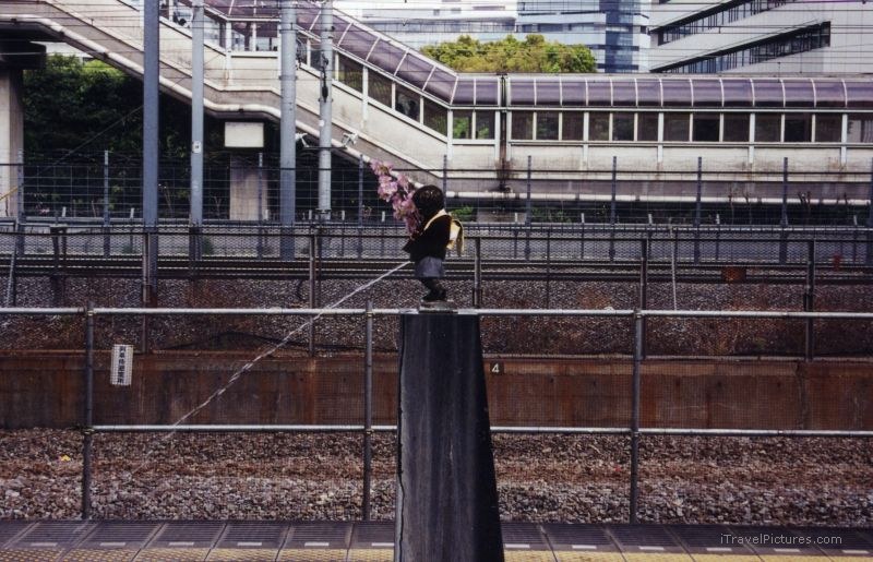 tokyo peeing statue